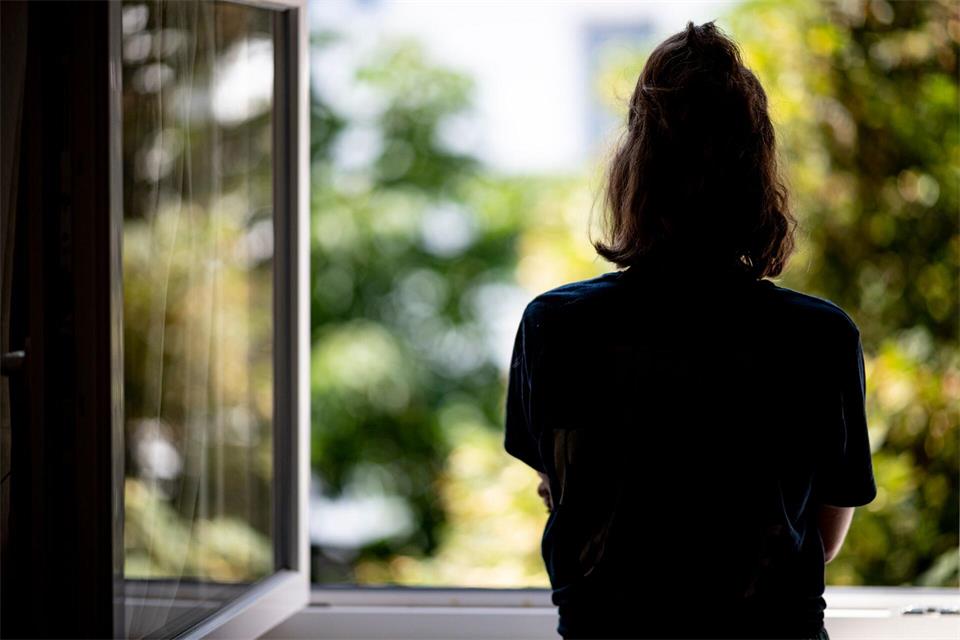 Frauen bekommen die Diagnose Depression in etwa doppelt so häufig wie Männer. (Symbolbild)Fabian Sommer/dpa