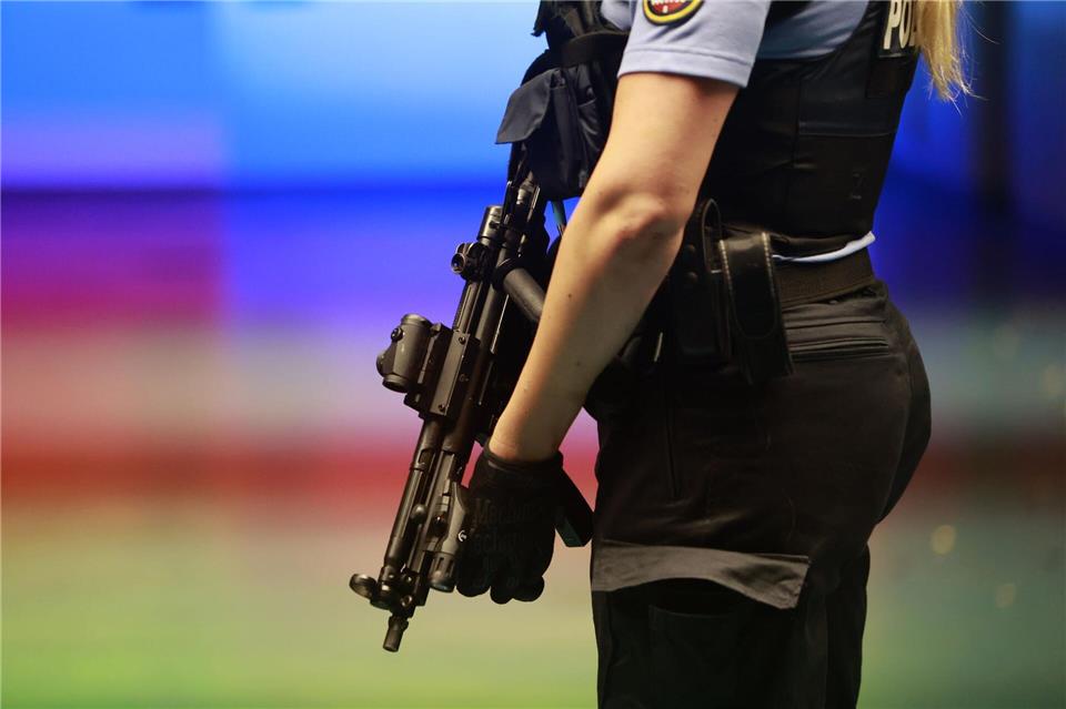 Frauen besetzen mittlerweile rund 35 Prozent der Stellen im Polizeidienst Sachsen-Anhalts. (Symbolbild) Matthias Bein/dpa