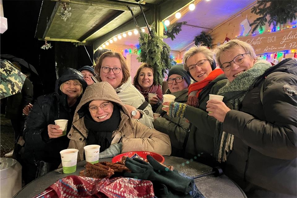 Frauen der kdf Salzbergen und der kfd Wessum machten es sich auf dem Adventsmarkt gemütlich. Der Regen war ein kleines Übel, den sie mit viel guter Laune locker beherrschten.