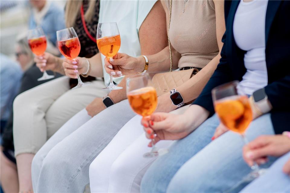 Frauen, die Aperol Spritz trinken - sieht man häufig in Deutschland. (Archivbild)Hauke-Christian Dittrich/dpa