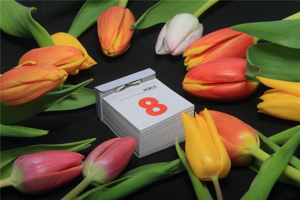 Frauen fordern zum Internationalen Frauentag am Sonntag mehr als Blumen für sich ein. (Symbolbild)Jens Wolf/dpa