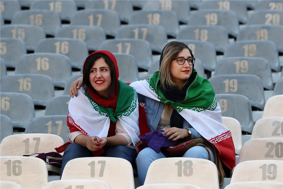 Frauen in Fußballstadien sind im Iran keine Selbstverständlichkeit. (Archivbild)Vahid Salemi/AP/dpa