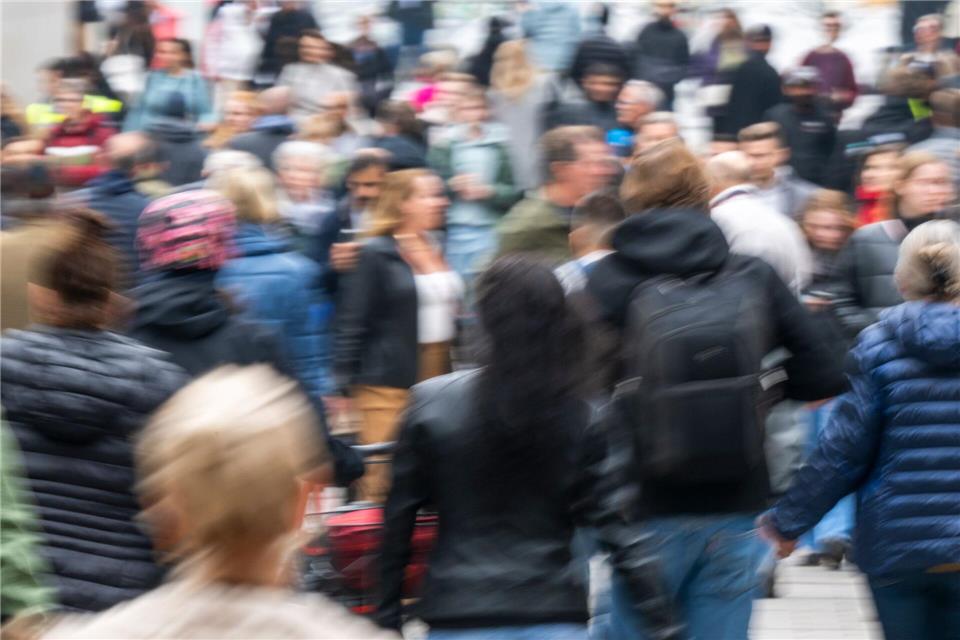 Frauen in Hessen haben eine größere Lebenserwartung als Männer. (Symbolbild)Peter Kneffel/dpa