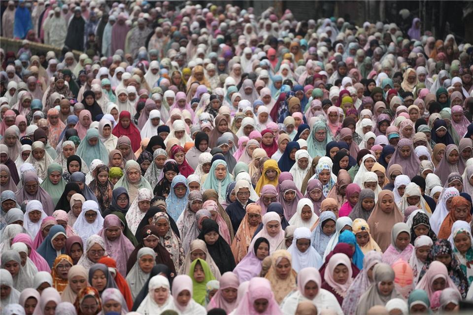 Frauen nehmen in Jakarta an einem Eid al-Fitr-Gebet zum Ende des heiligen Fastenmonats RamadanTatan Syuflana/AP/dpa