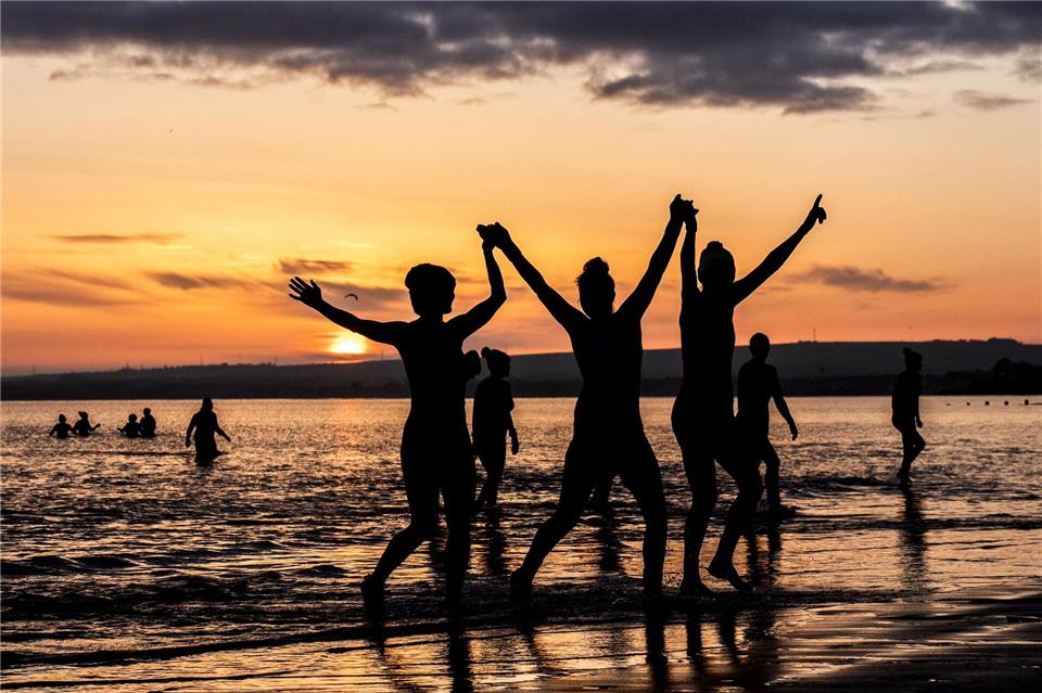 Frauen schwimmen zum Internationalen Frauentag im Firth of Forth in Edinburgh.Jane Barlow/PA Wire/dpa