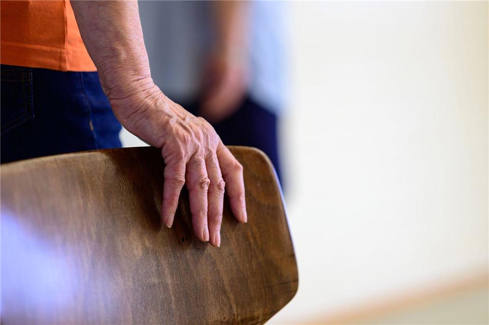 Frauen sind häufiger von Osteoporose betroffen als Männer. (Symbolbild)Philipp Schulze/dpa