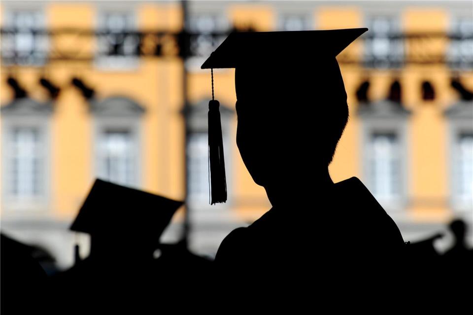 Frauen starten häufiger ein Studium als Männer, doch auf dem Weg zur Professur sinkt ihr Anteil deutlich. (Symbolbild)Julian Stratenschulte/dpa