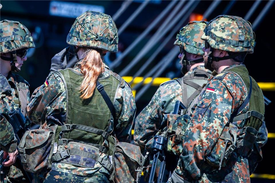Frauen stehen bei der Bundeswehr alle Bereiche und Laufbahnen offen, nicht nur im zivilen, sondern auch im militärischen Bereich.Jens Büttner/dpa