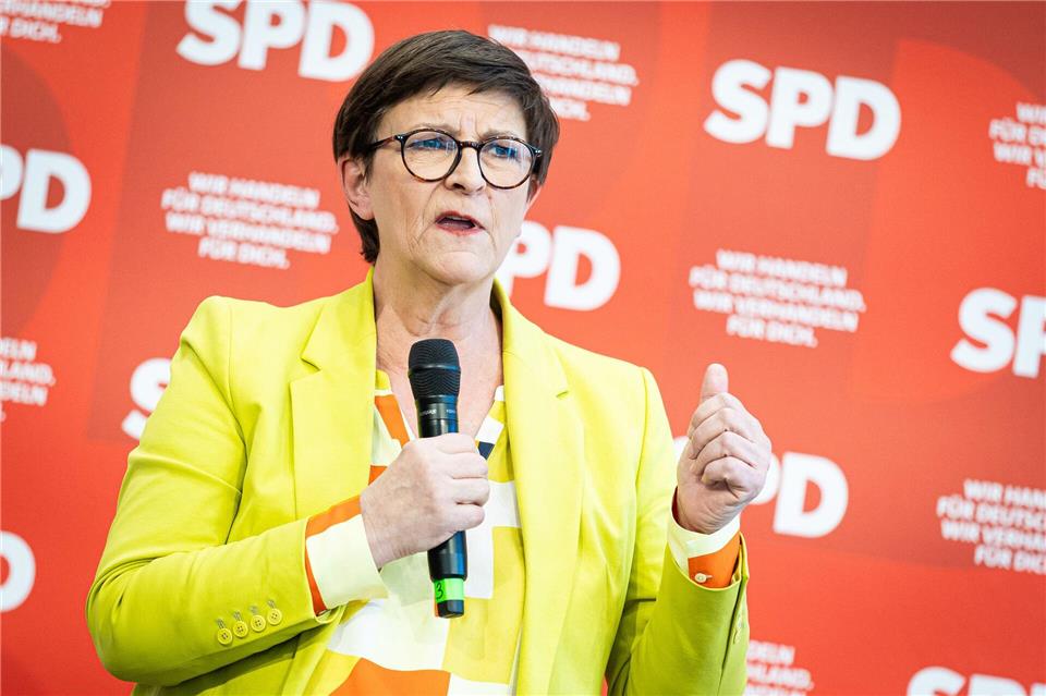 „Frauen stellen die Hälfte der Bevölkerung und wir wollen auch, wie wir manchmal sagen, nicht nur den halben Kuchen, sondern die halbe Bäckerei“, sagt die SPD-Vorsitzende Saskia Esken.Moritz Frankenberg/dpa