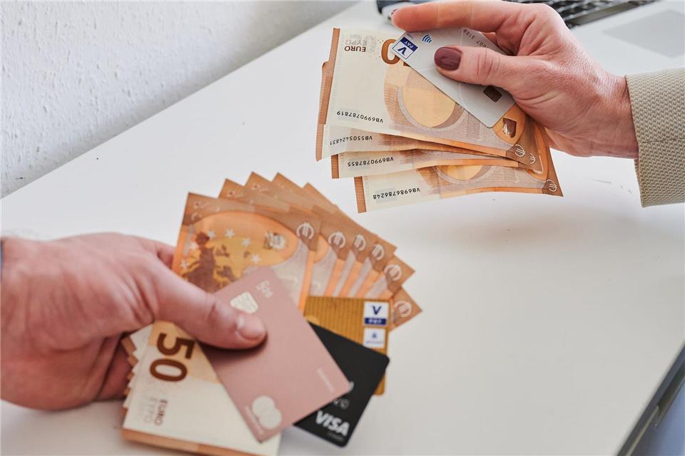 Frauen verdienen auch in Niedersachsen im Durchschnitt immer noch weniger als Männer. (Symbolbild) picture alliance/dpa