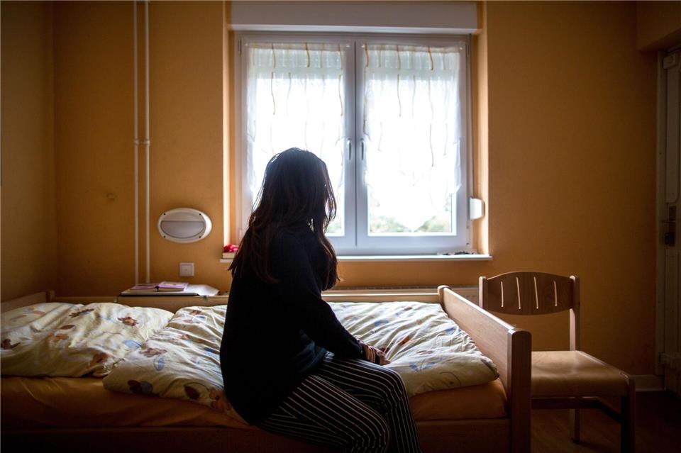 Frauenhäuser sind wichtige Schutzräume für Opfer von häuslicher Gewalt. In Bayern wurden die Angebote in den vergangenen Jahren weiter ausgebaut. Die aktuelle Statistik zeigt, der Bedarf ist weiterhin extrem hoch. (Illustration)Maja Hitij/dpa