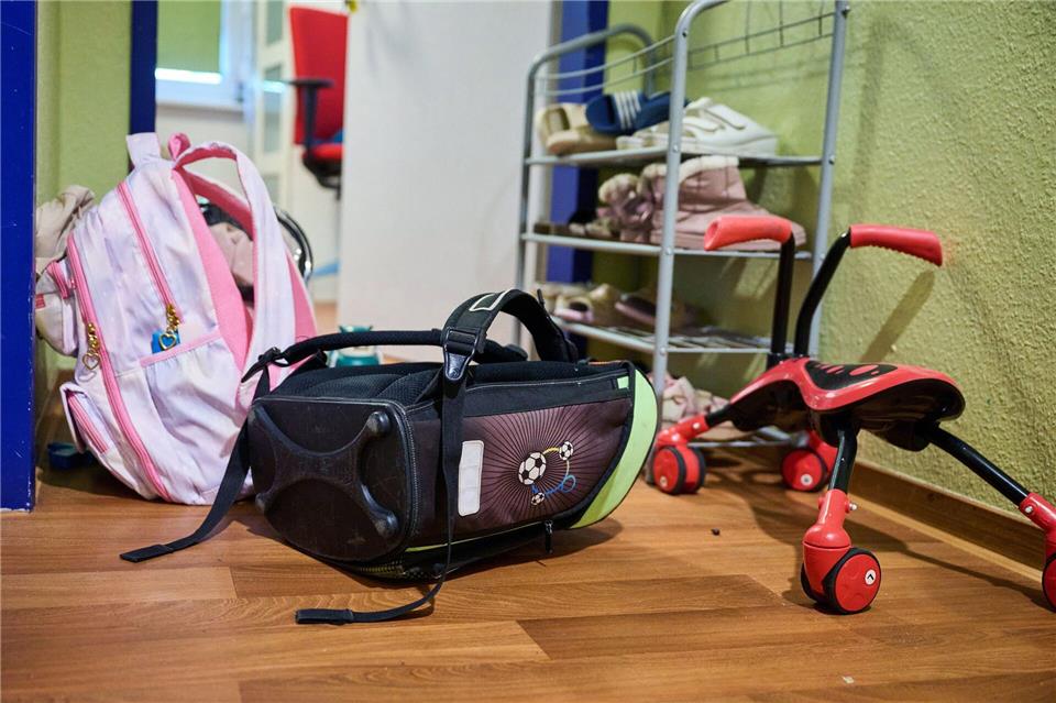 Frauenhäuser sollen von Gewalt betroffenen Frauen und ihren Kindern einen sicheren Rückzugsort bieten. (Symbolbild)Annette Riedl/dpa