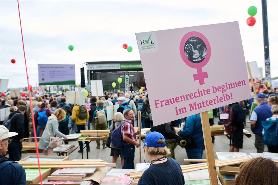 „Frauenrechte beginnen im Mutterleib“ steht auf einem Plakat, das eine Demonstrantin hält während des „Marsch für das Leben“.Annette Riedl/dpa