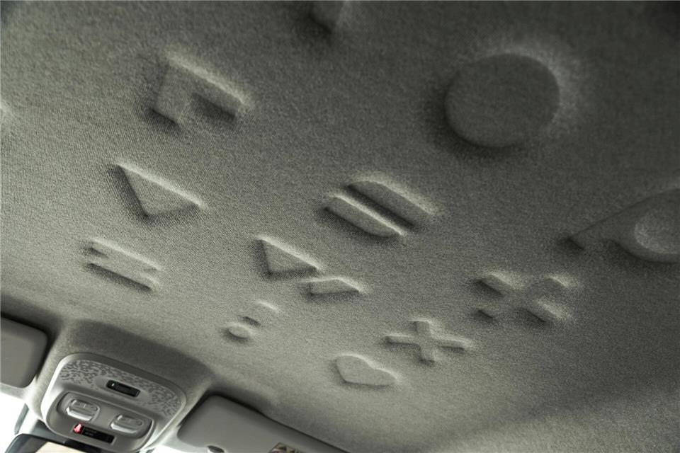 „Frech, verspielt und modern“: Dieses Image wollten die Macher dem Twingo verleihen, das mag gelungen sein, ob allerdings das „frech-fröhliche“ Twingo-Alphabet am Dachhimmel dazu beitrug? Entscheiden Sie selbst!Renault/dpa-tmn