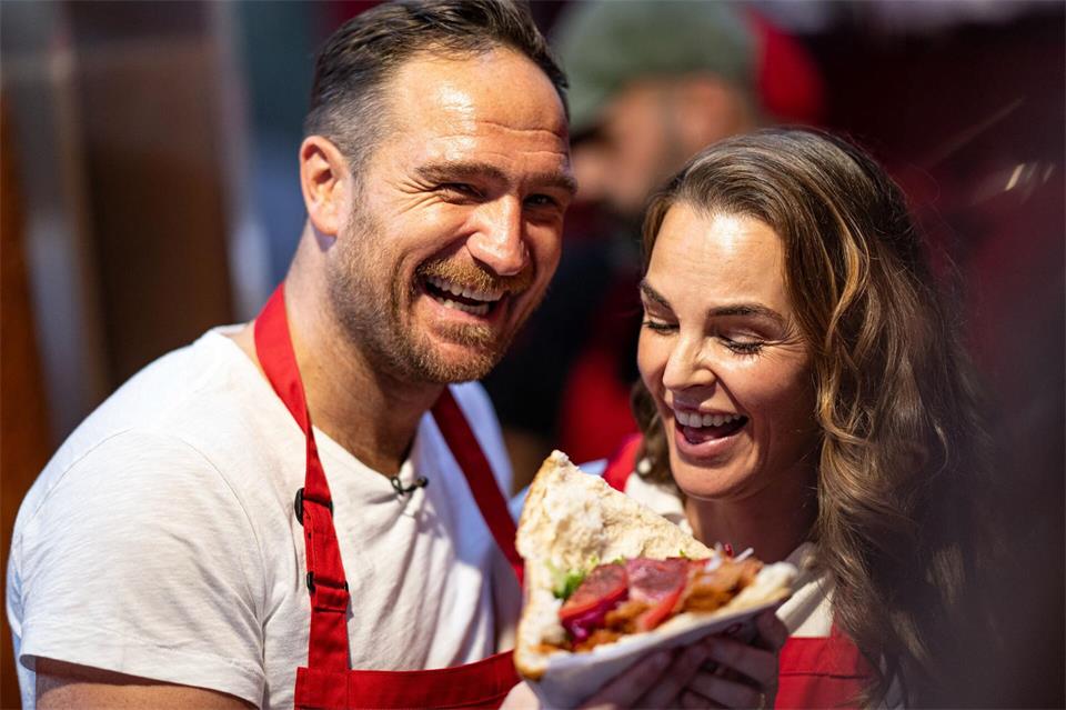 Frederick (links) und Annika Lau haben nun ihren eigenen veganen Döner. Fabian Sommer/dpa
