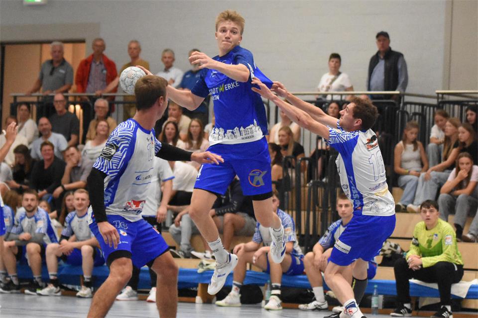Frederik Gesing (Mitte) nimmt den gegnerischen Kasten ins Visier: Nach längerer Zwangspause läuft „Jupp“, wie ihn alle nennen, bei den TV-Handballern wieder zu großer Form auf.