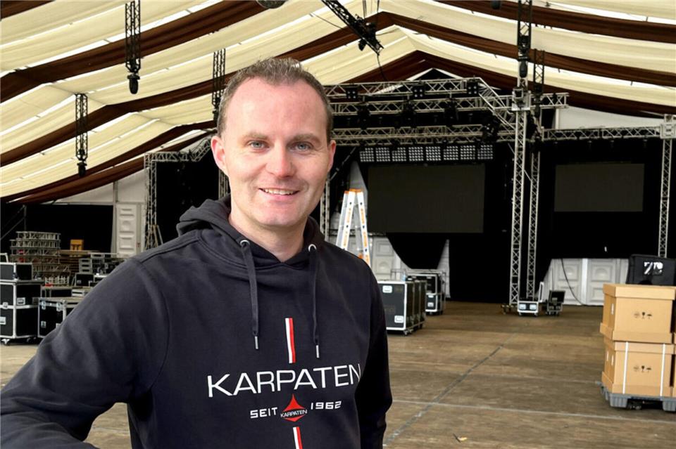 Frederik Niemeier, einer der Veranstalter des Karpaten-Festivals, sieht der Eröffnung gelassen aber freudig entgegen: Für den Start der Saison zwischen Alstätte und Ottenstein liegt das Team gut im Zeitplan. Für die Gäste gibt es einige Neuerungen. Im Prinzip bleibt sich das Team Karpaten aber treu.