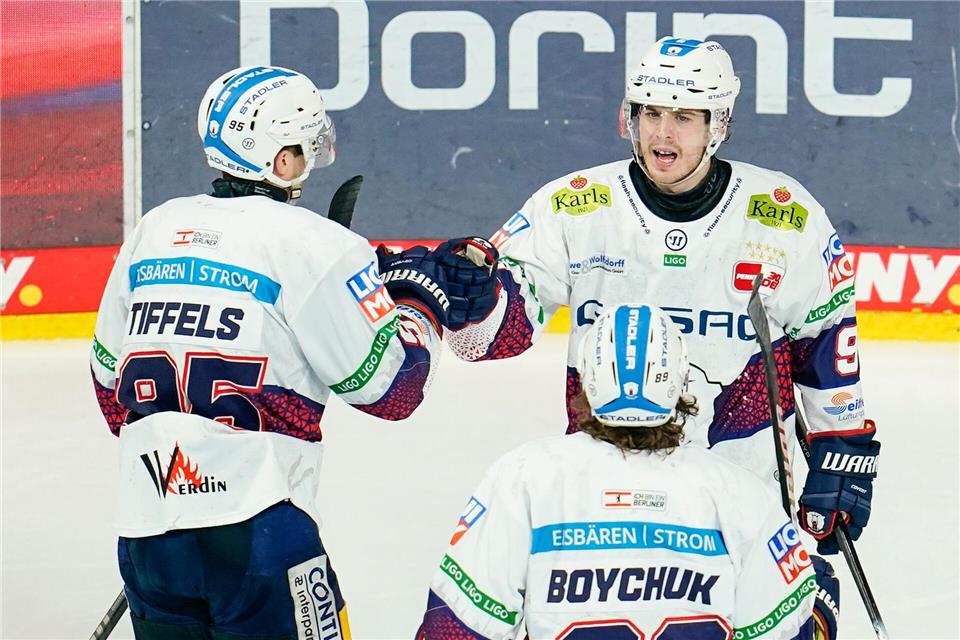 Frederik Tiffels und Ty Ronning trafen beim Kantersieg der Eisbären doppelt.Uwe Anspach/dpa