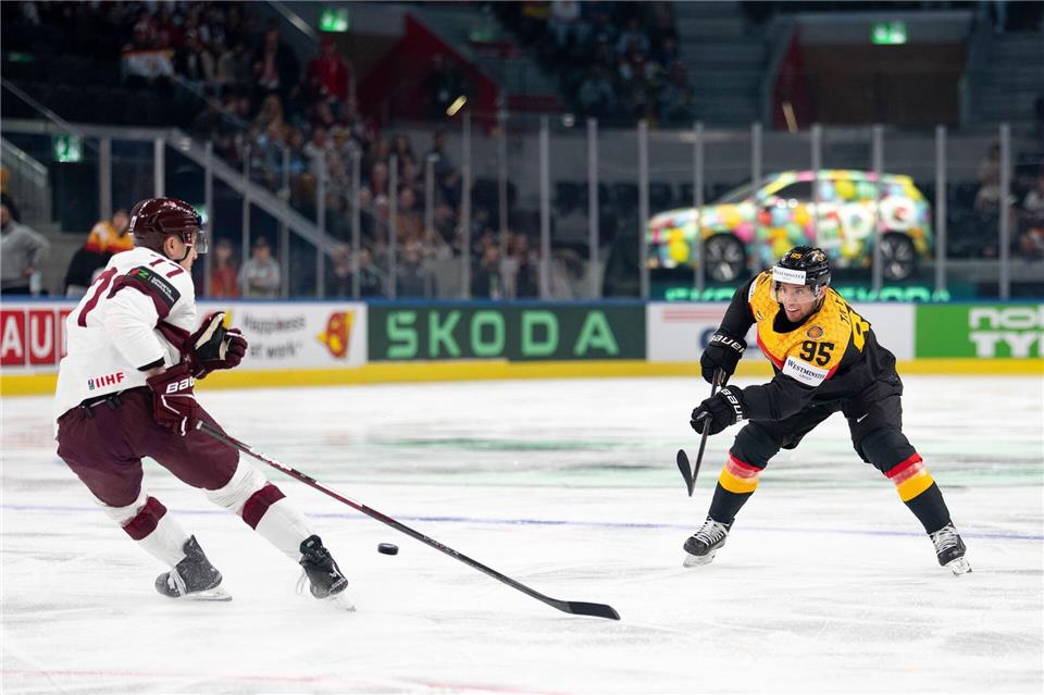 Frederik Tiffels und die deutsche Eishockey-Nationalmannschaft enttäuschten gegen Lettland.Claudio Thoma/KEYSTONE/dpa