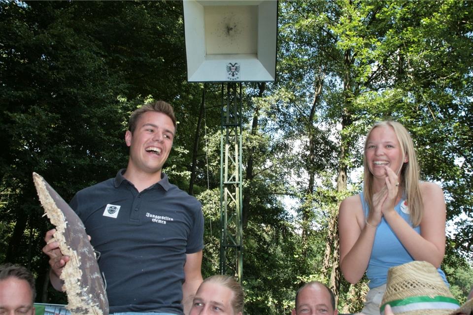 Frederik Wedding und Theresa Weddeling kurz nach dem der Vogel endgültig fiel.