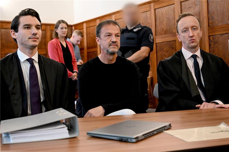 Fredi Bobic (M) erzielte einen weiteren Erfolg vor Gericht.Britta Pedersen/dpa