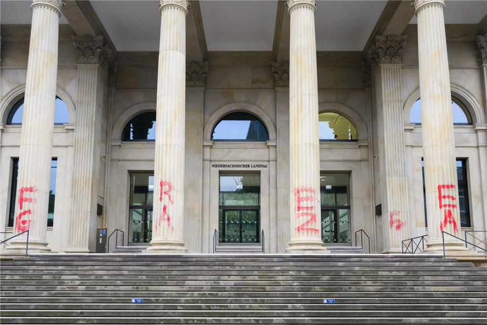 CDU dringt auf höhere Sicherheit rund um den Landtag „Free Gaza“-Schmierereien am Landtag: Die Beseitigung der Farbe kostete rund 70.000 Euro. (Archivbild)Julian Stratenschulte/dpa