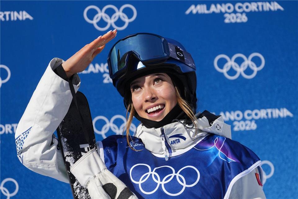 Freestyle-Superstar Eileen Gu gewinnt Gold in der Halfpipe. Lindsey Wasson/AP/dpa