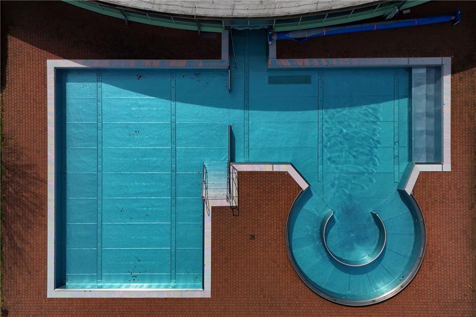 Freibad von oben - Investitionsprogramm für ThüringenMartin Schutt/dpa