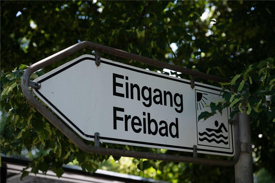 Freibäder und Ferien gehören zusammen. (Archivbild)Swen Pförtner/dpa