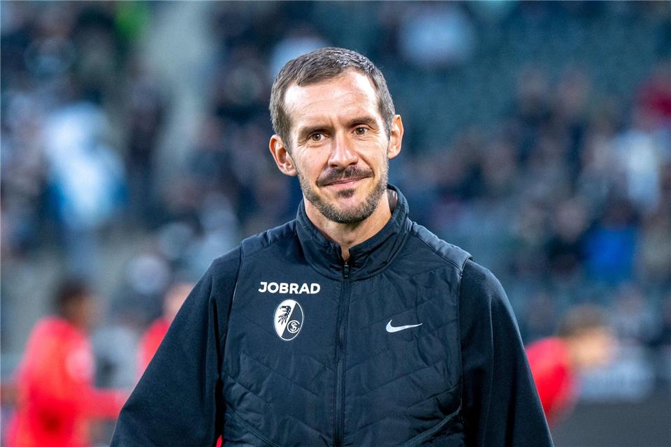 Freiburg-Trainer Julian Schuster sah einen klaren Testspielsieg seiner Freiburger gegen Karlsruhe. (Archivfoto)David Inderlied/dpa