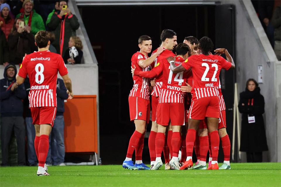 Freiburg bejubelt die 1:0-Führung. Philipp von Ditfurth/dpa
