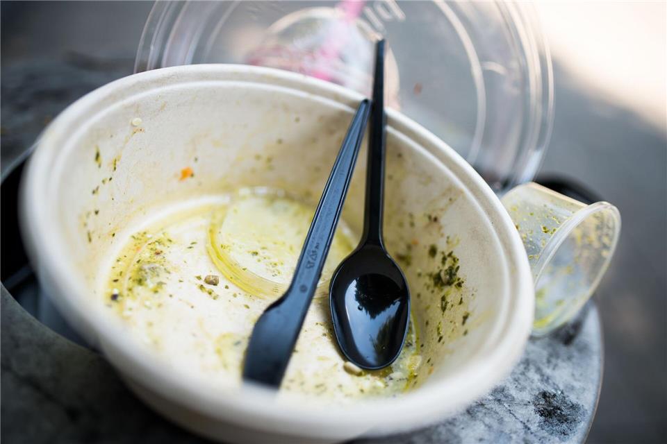 Freiburg führt eine Steuer auf Einwegverpackungen für Speisen und Getränke ein. (Symbolbild)Alexander Heinl/dpa