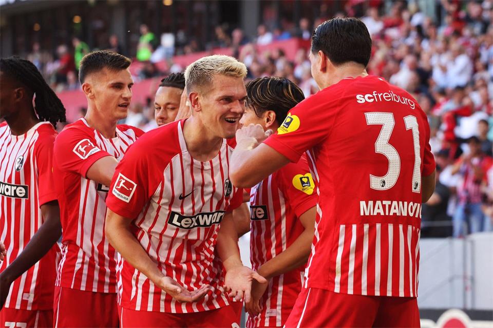 Freiburger Freude über den perfekten Saisonstart.Philipp von Ditfurth/dpa