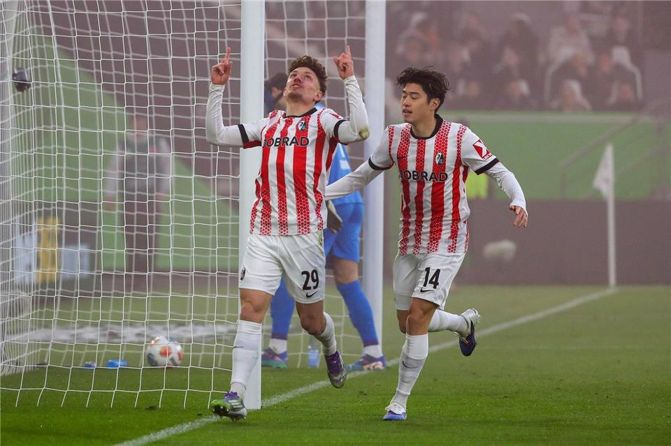 Freiburger Jubel über die frühe Führung in Wolfsburg.Darius Simka/dpa