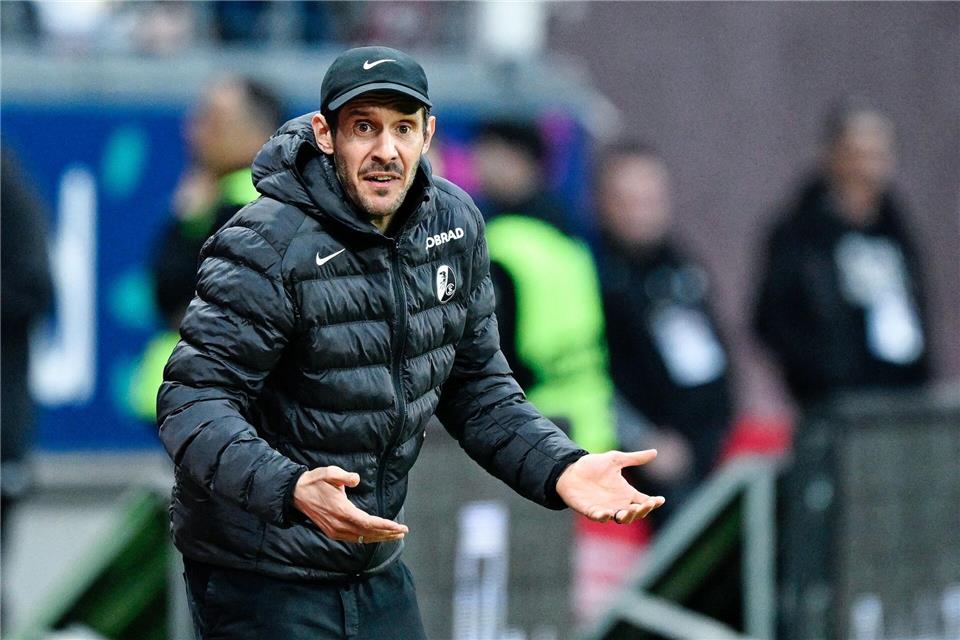 Freiburgs Coach Julian Schuster ärgerte sich über die Niederlage in Frankfurt.Uwe Anspach/dpa