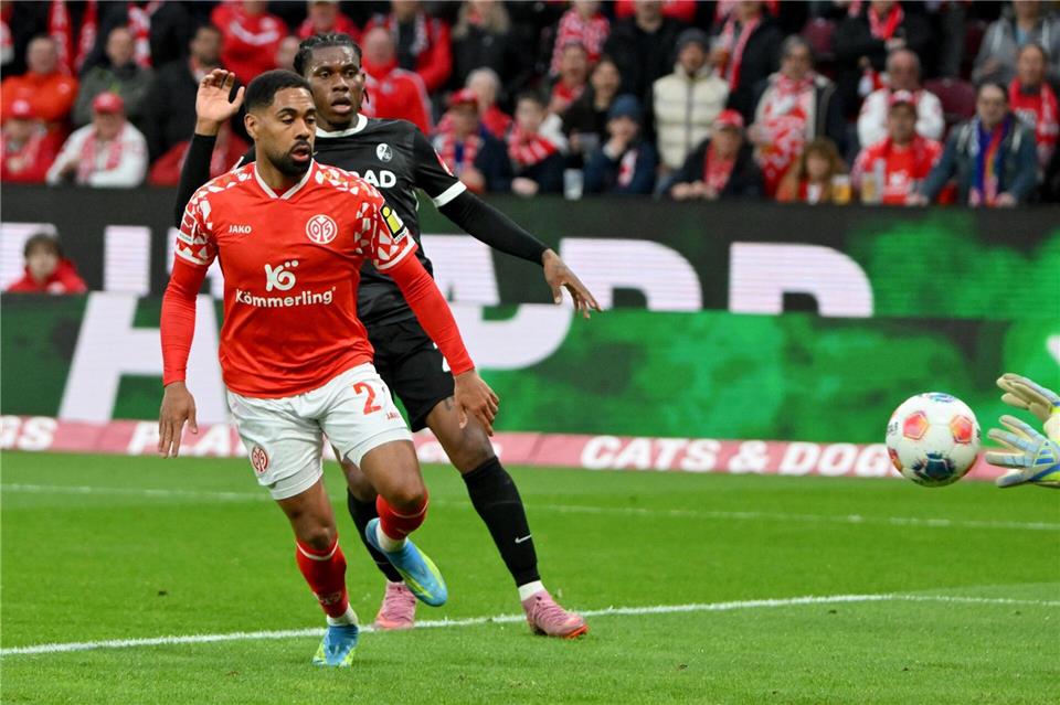 Freiburgs Cyriaque Irié (vorn) traf im Testspiel gegen Derby County. (Archivbild)Torsten Silz/dpa