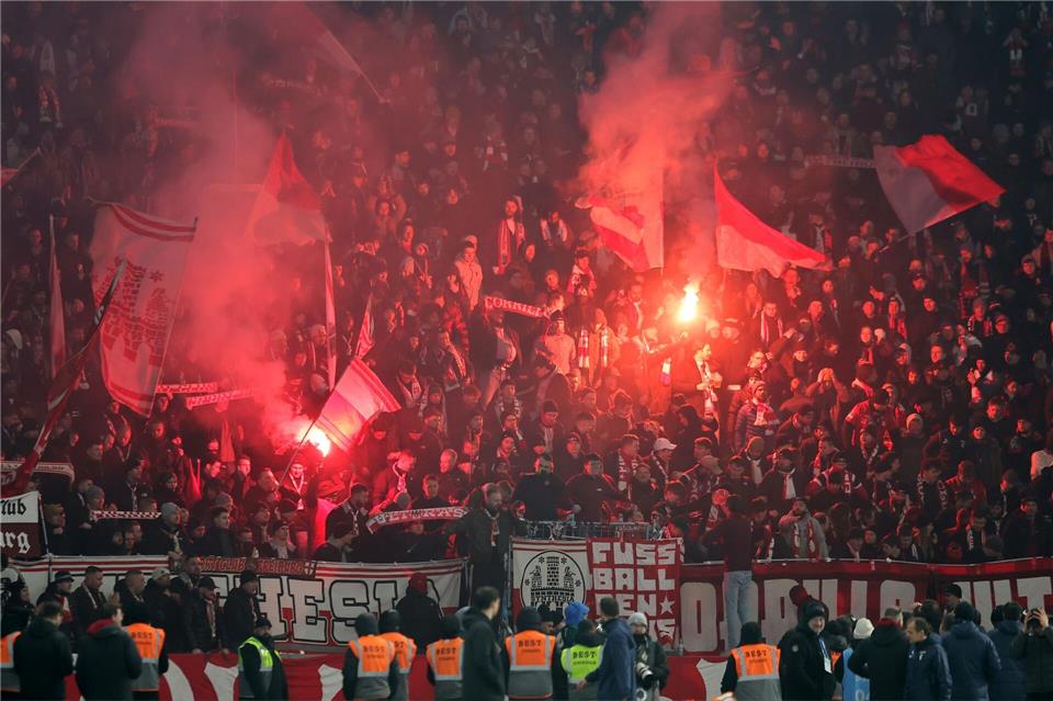 Freiburgs Fans feiern mit ihren Spielern den Einzug ins Halbfinale des DFB-Pokals.Andreas Gora/dpa