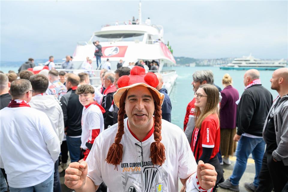 Freiburgs Fans sind bereit für das Endspiel in Istanbul.Robert Michael/dpa