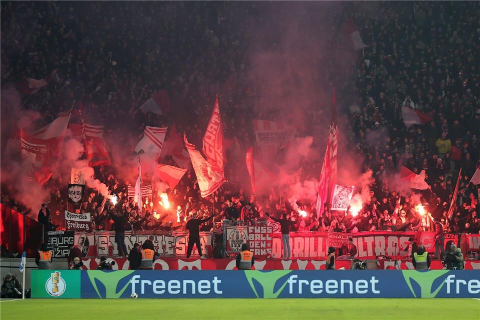 Freiburgs Fans zündeten viel Pyrotechnik.Andreas Gora/dpa