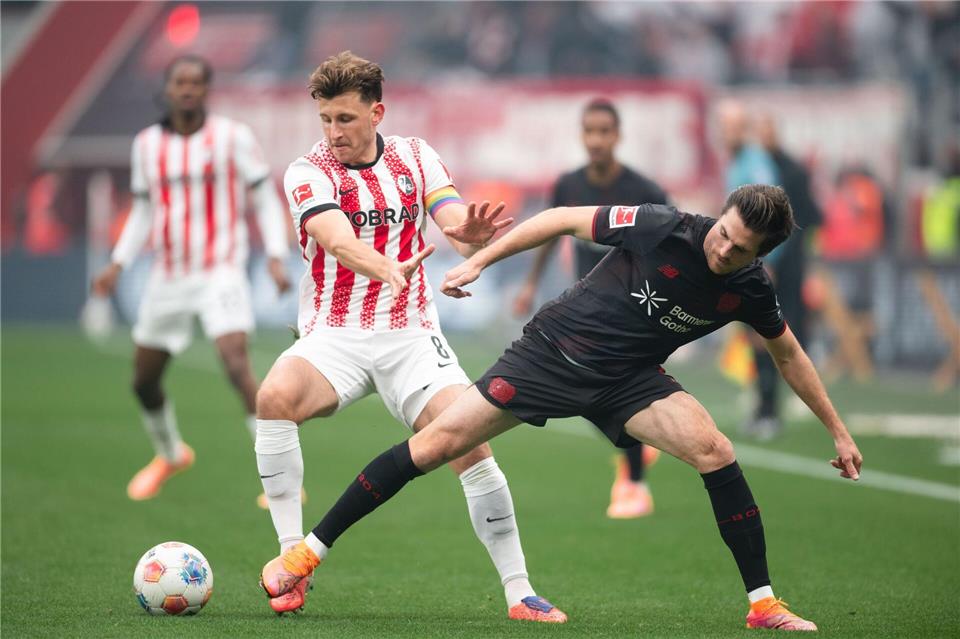 Nach Paris-Schock: Leverkusen stoppt Freiburgs Serie  Freiburgs Maximilian Eggestein (l) und Leverkusens Jonas Hofmann im Zweikampf. Marius Becker/dpa