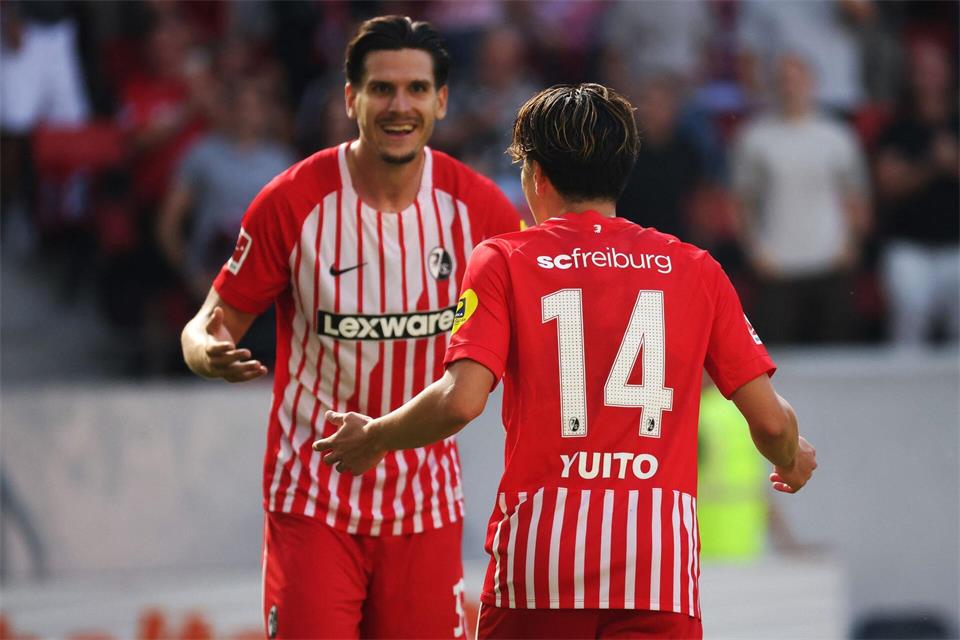 Freiburgs Top-Duo: Igor Matanovic (l.) jubelt mit Yuito Suzuki.Philipp von Ditfurth/dpa
