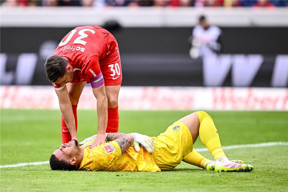 Freiburgs Torwart Noah Atubolu erlitt im Spiel gegen Union Berlin eine Schulterverletzung.Harry Langer/dpa