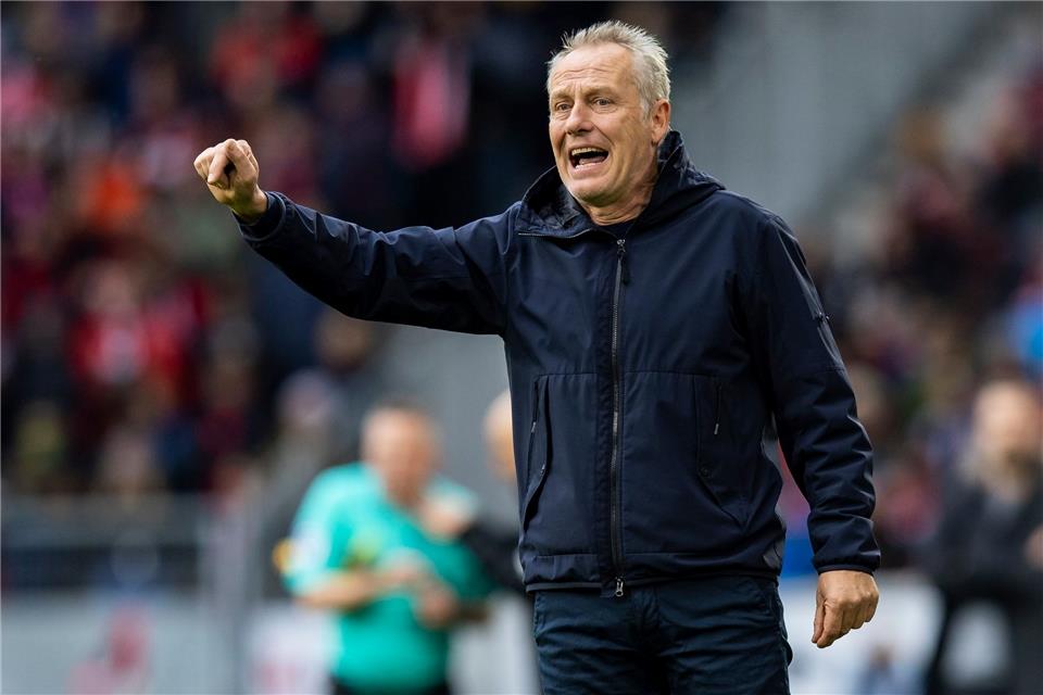 Freiburgs Trainer Christian Streich gestikuliert.
