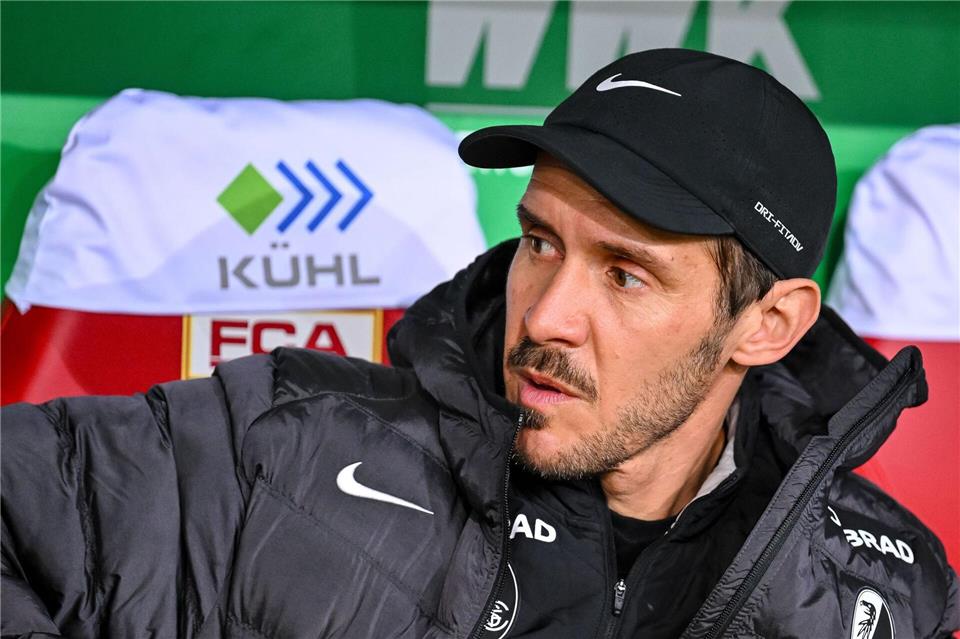 Freiburgs Trainer Julian Schuster bestreitet das Europa-League-Spiel gegen Maccabi mit seiner Elf unter erhöhten Sicherheitsmaßnahmen. (Archivbild)Harry Langer/dpa