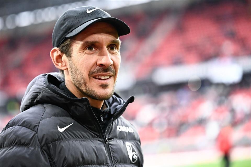 Freiburgs Trainer Julian Schuster geht mit Zuversicht ins Achtelfinal-Rückspiel gegen Genk. (Archivbild)Silas Stein/dpa