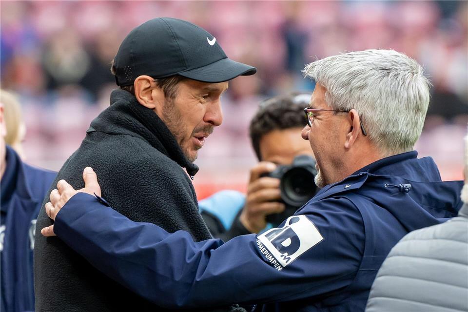 Freiburgs Trainer Julian Schuster (l.) mit seinem Mainzer Kollegen Urs Fischer. (Archivbild)Torsten Silz/dpa