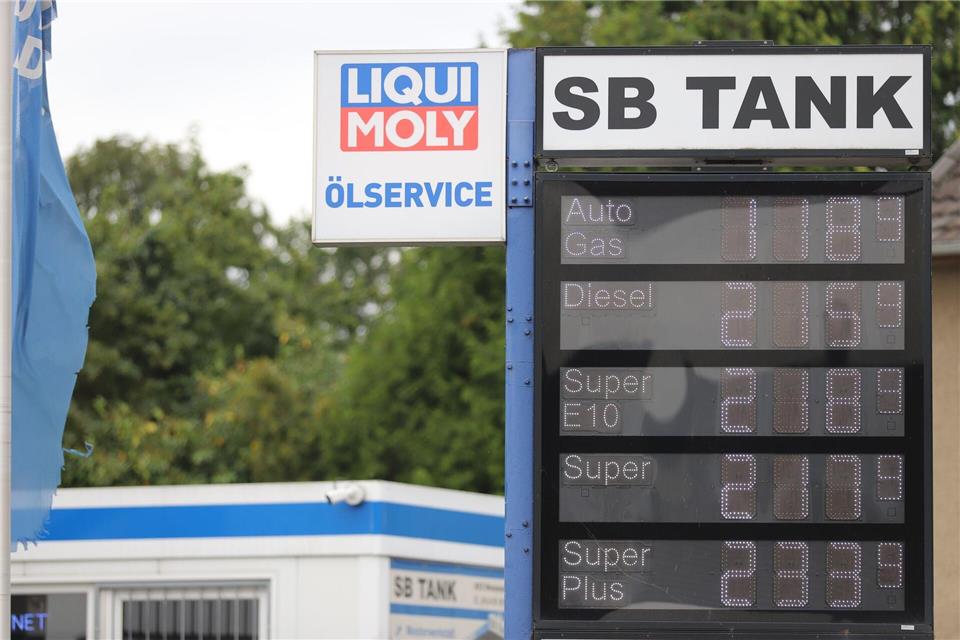 Freie Tankstellen haben nach eigenen Angaben Probleme bei der Umsetzung der 12-Uhr-Regel. (Symbolbild)Sascha Thelen/dpa