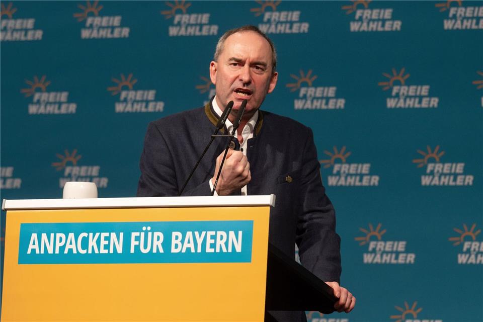 Freie-Wähler-Chef Hubert Aiwanger redet eigentlich immer frei - Redemanuskripte nutzt er praktisch nie. (Archivbild)Armin Weigel/dpa