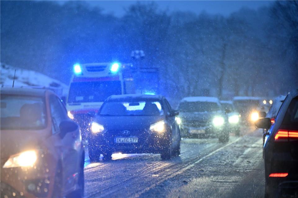 Freitagfrüh kommt es im Bergland in Kammlagen über 600 Metern zu Böen von bis zu 60 Kilometern pro Stunde. (Archivbild)Martin Schutt/dpa