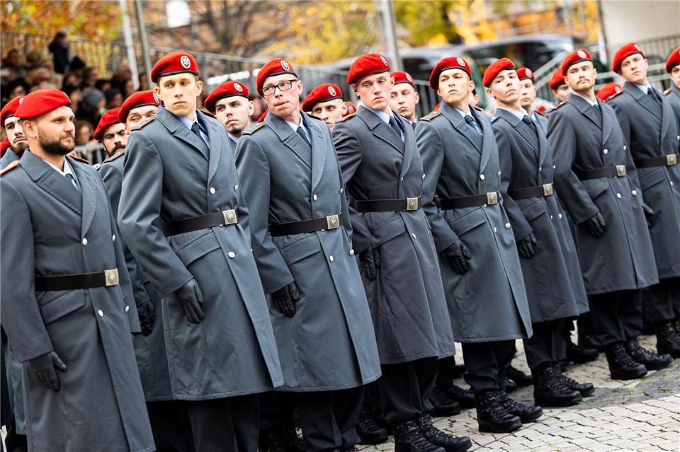 Freiwillig Wehrdienstleistende können sich für 7 bis 23 Monate verpflichten. Zeitsoldaten binden sich für mehrere Jahre. (Archivfoto)Michael Matthey/dpa